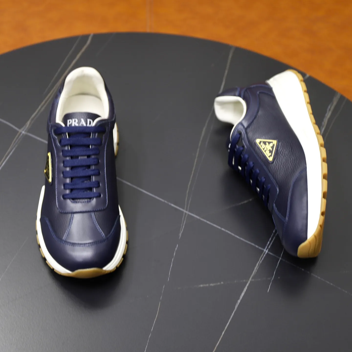 Factory price: 760💰Top original order Brand: PRADA (Prada) Standard code: Men's size 38/44 (45 can be customized) Grade: Same as the official website Material: Original cowhide stitching imported cowhide lining Original combination two-color wear-resistant soft outsole Style category: Leisure and sports version Young fashion European and American trend British style Color: Real picture color